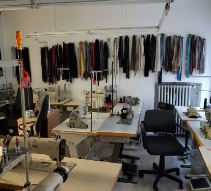 Arbeitsplatz und große Auswahl an Reißverschlüssen im Atelier