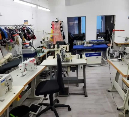 Arbeitsbereich mit mehreren professionellen Nähmaschinen